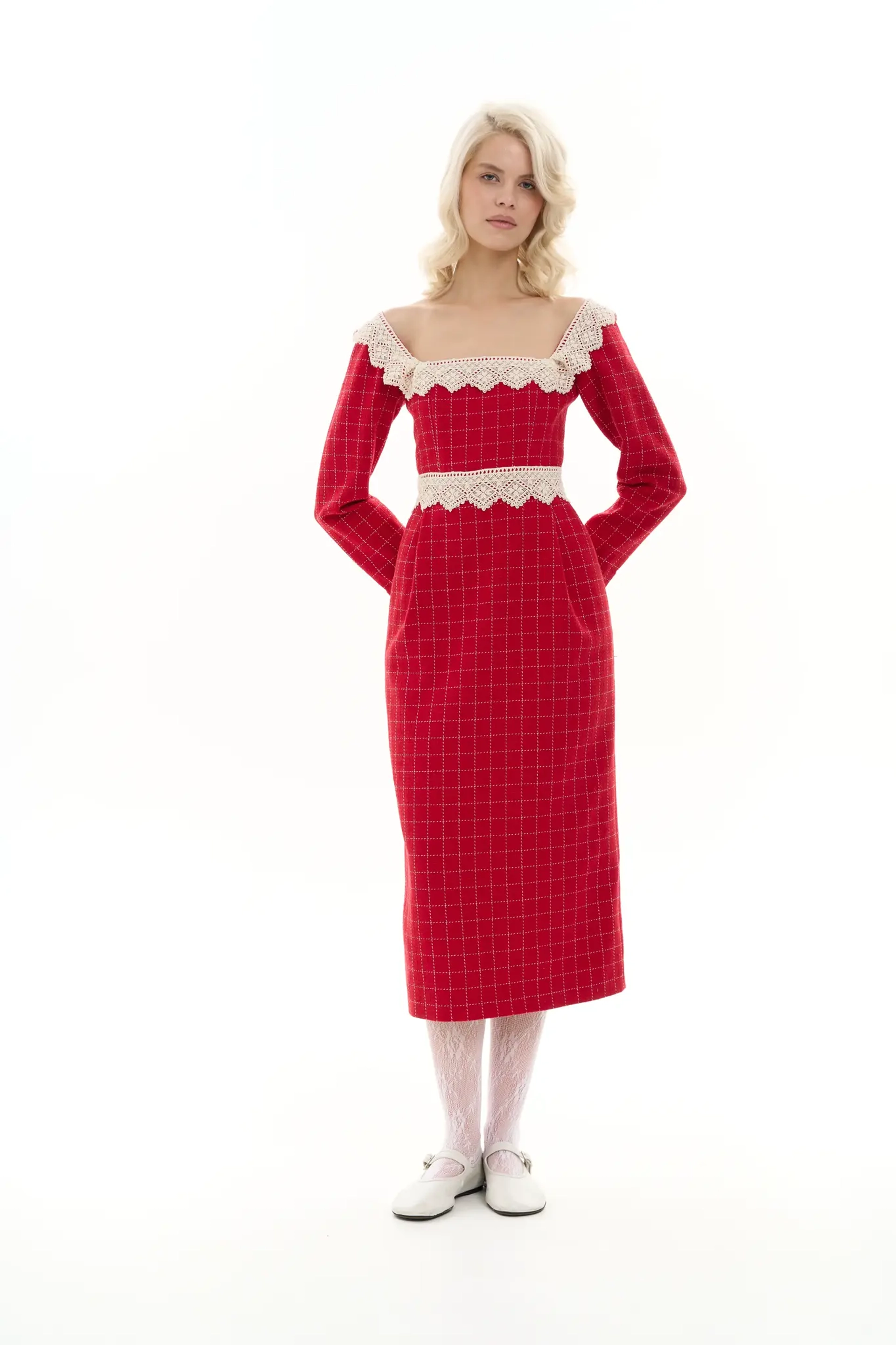 Платье с вырезом "каре" твидовое красное