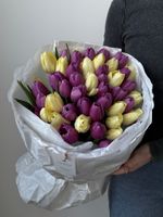 Букет из 51 фиолетового и желтого тюльпана-L