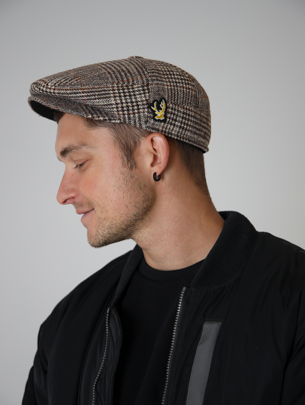 Кепка коричневая Город Горький олень желтый