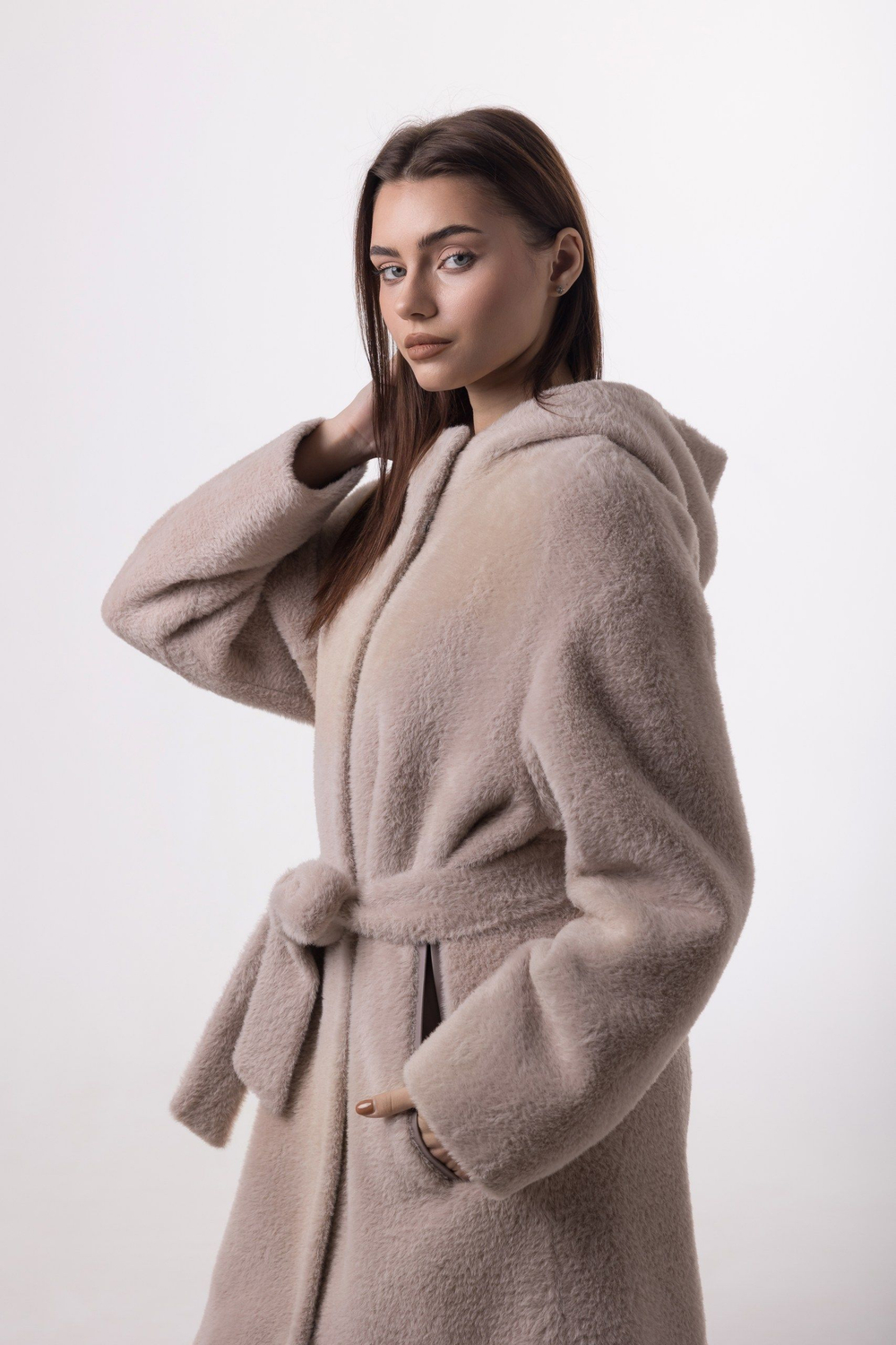 Пальто с капюшоном утепленное