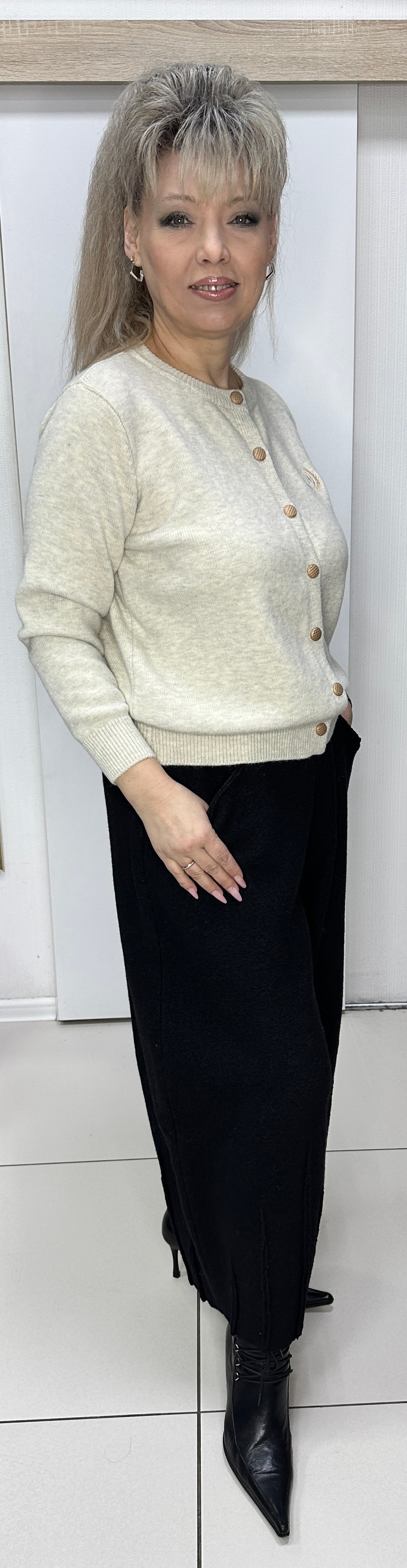 Бежевый жакет-кофта на пуговицах