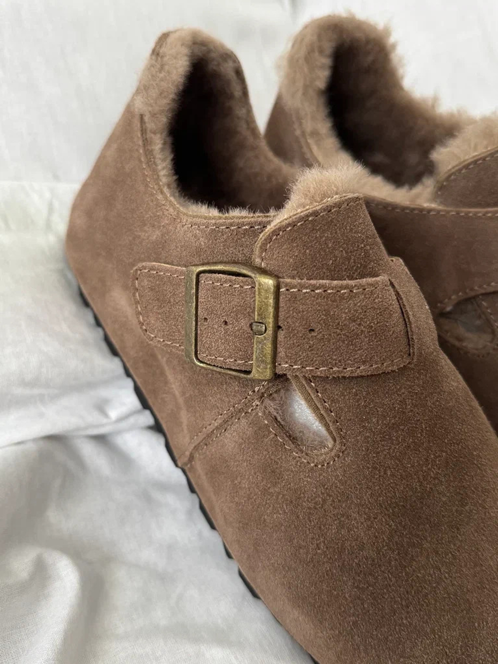 Стильные короткие угги из натуральной замши