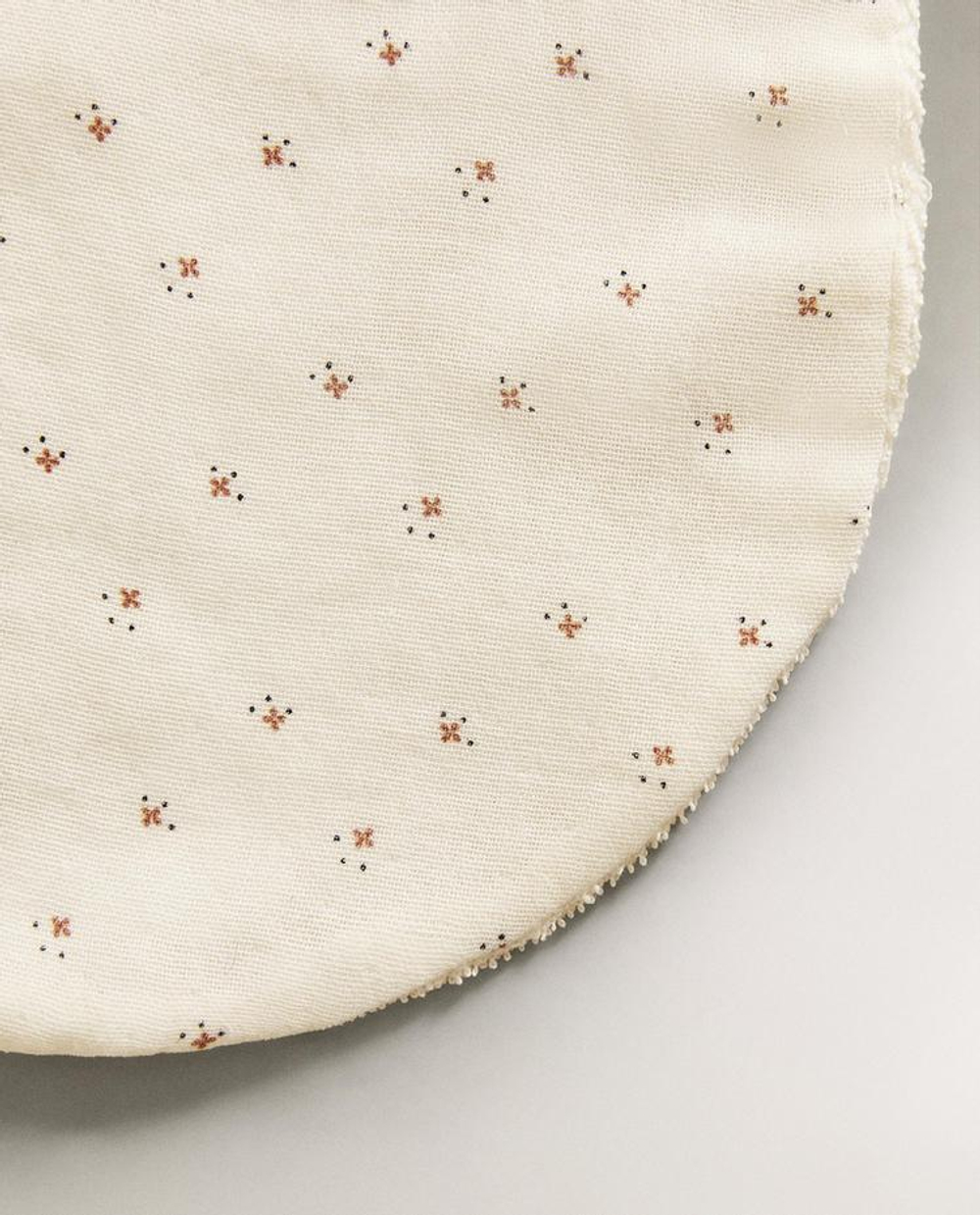 ZARA HOME ДЕТСКИЙ НАГРУДНИК С ЦВЕТОЧНЫМ ПРИНТОМ, ЭКРЮ