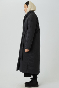 Зимнее пальто на запах из черной бархатистой мембраны