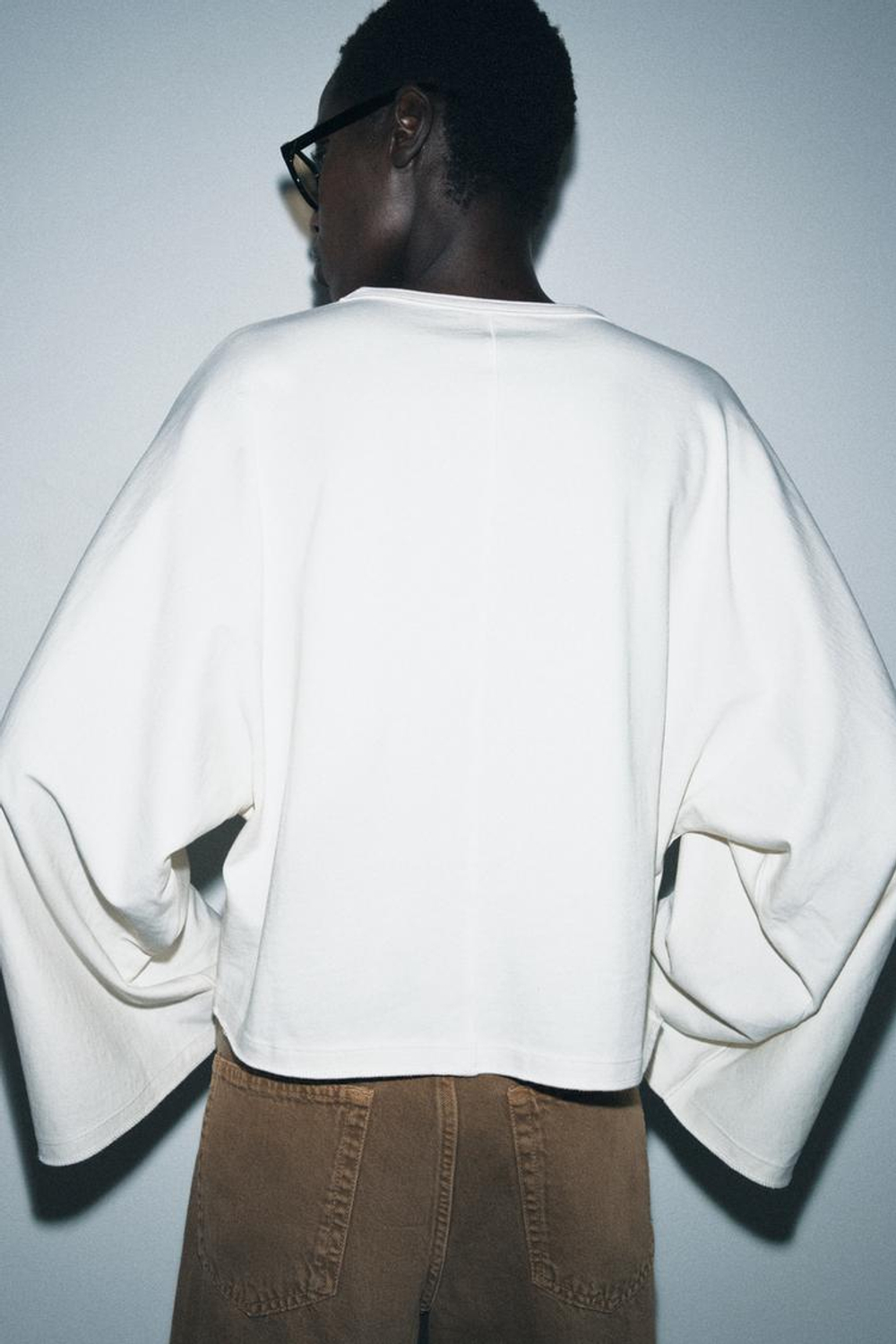 ZARA ФУТБОЛКА С РУКАВАМИ-КРЫЛЫШКАМИ, ЦВЕТ СЛИВОЧНОГО МАСЛА