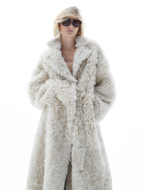 Длинная шуба из овчины в белом цвете