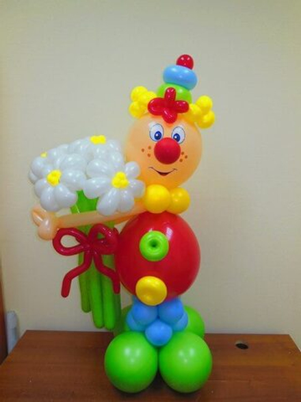 Клоун с букетом, фигура из шаров