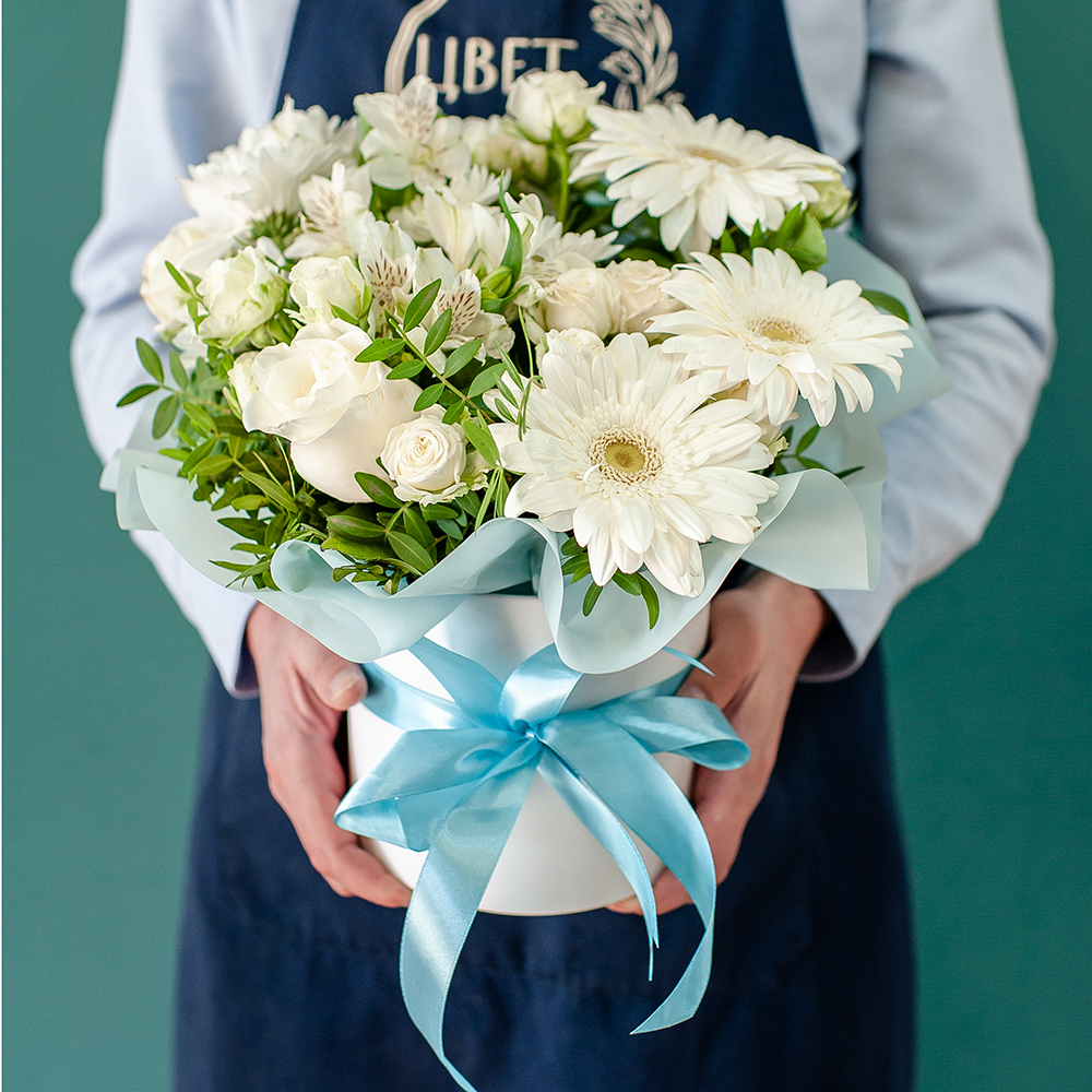 Белый букет в шляпной коробке