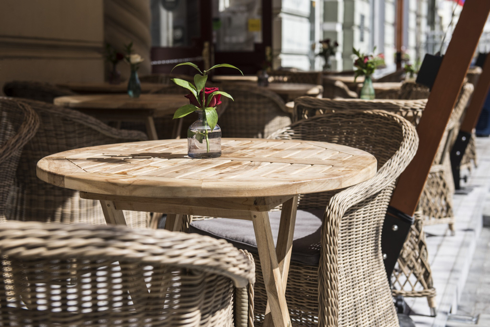 "Равенна" плетеное кресло из искусственного ротанга, цвет соломенный с серой подушкой