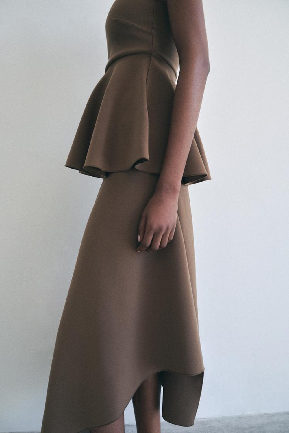 ZARA ТОП ИЗ КРЕПА БЕЗ БРЕТЕЛЕЙ, СЕРОВАТО-КОРИЧНЕВЫЙ