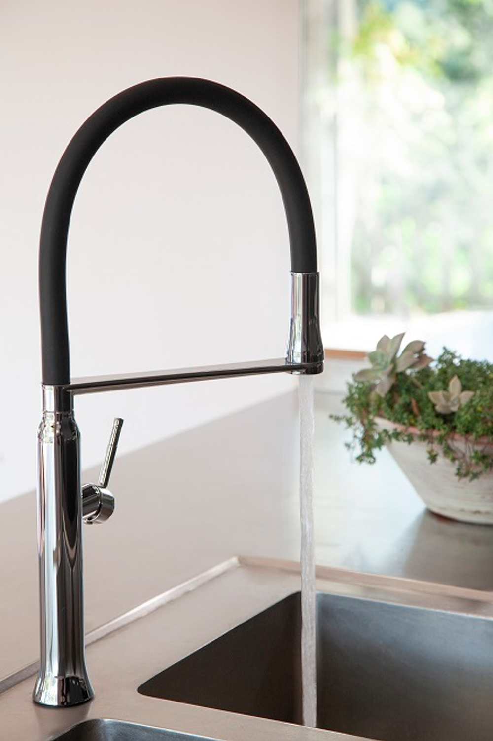 Смеситель для кухни с магнитным держателем и гибким изливом KITCHEN MAGNET 388801MA