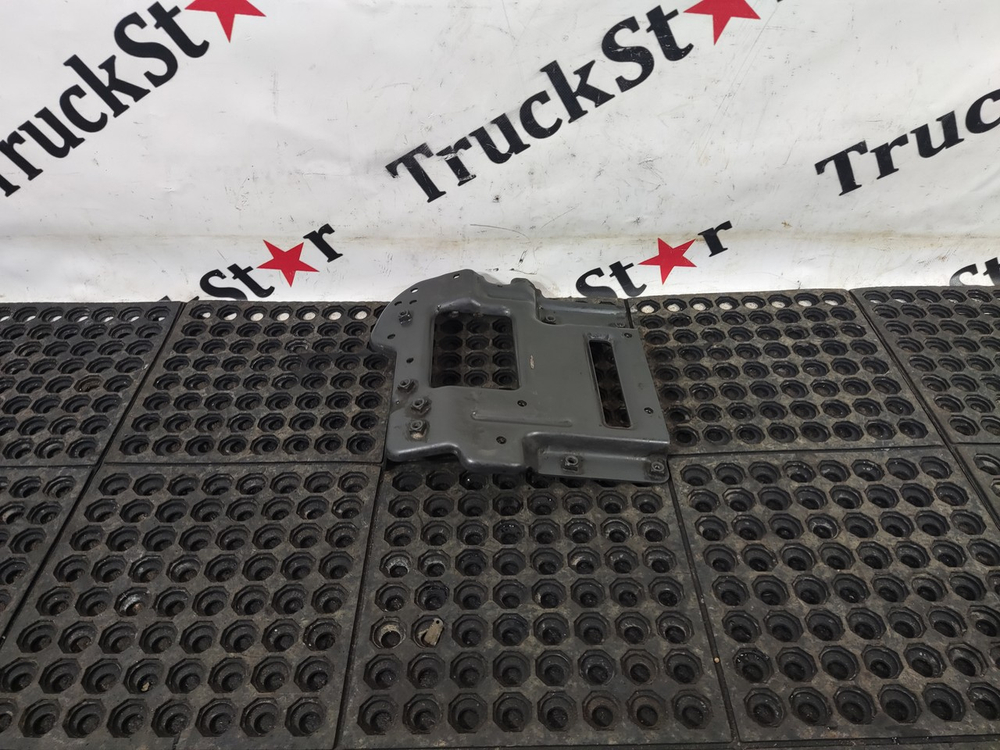 Кронштейн усилителя бампера левый