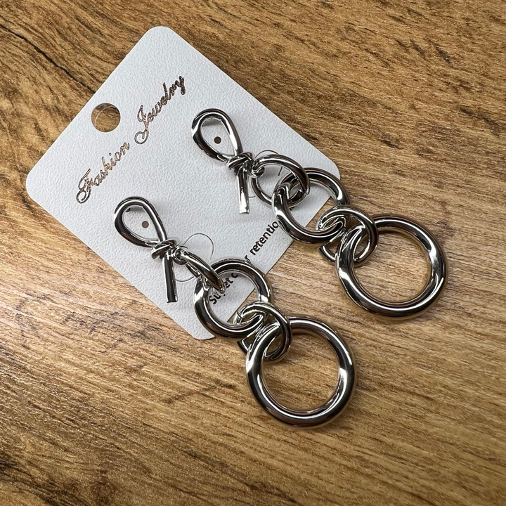 Серьги "Цепи" бантик 4 кольца металл серебристый