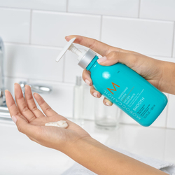 Moroccanoil Smooth - разглаживающий крем для непослушных и вьющихся волос /   300  ml  / GTIN 7290014827998