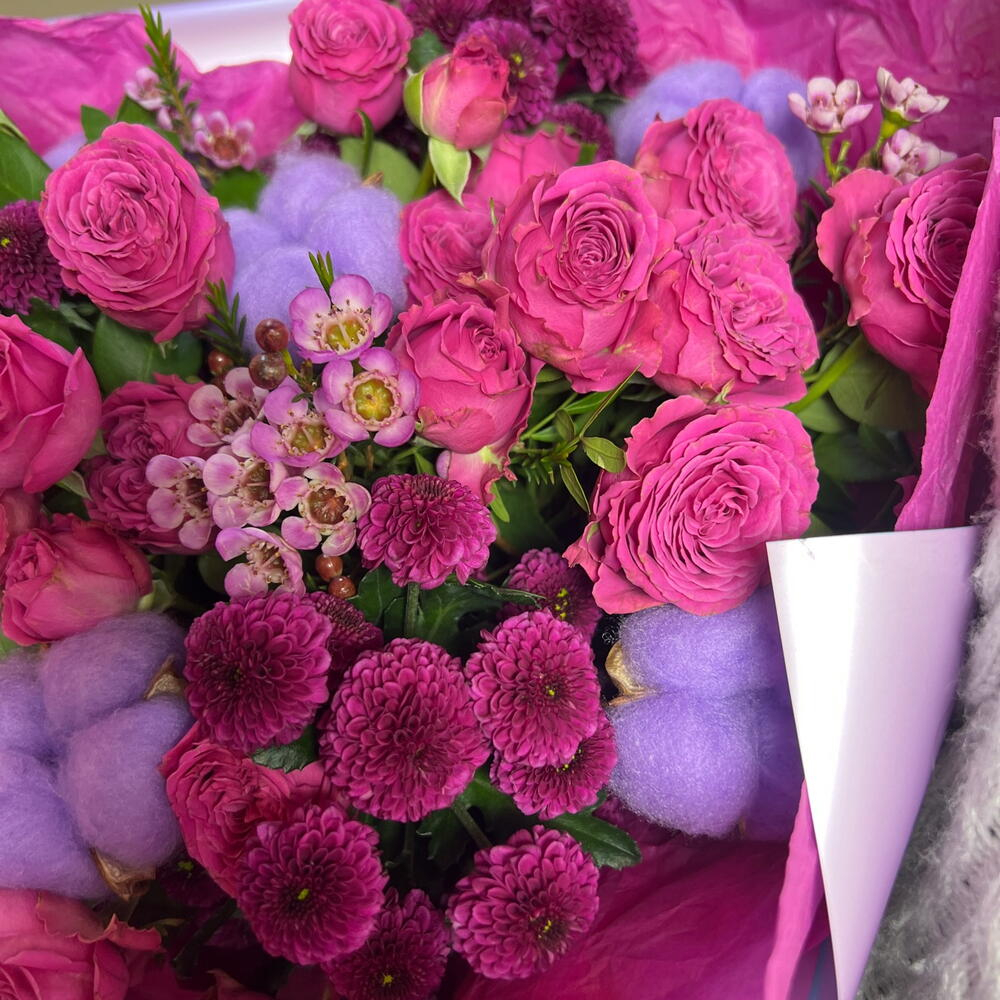 Яркий фиолетовый малиновый букет с кустовыми розами хризантемой Сантини и хлопком в упаковке
