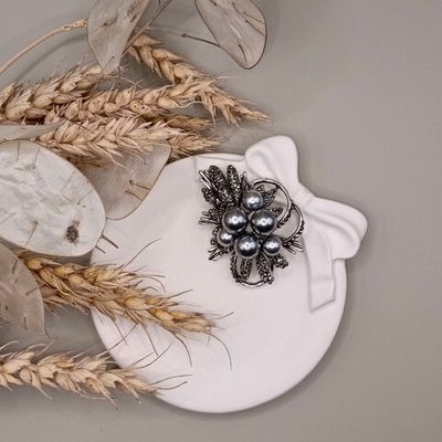 Брошь"Свадебные кольца со стразами"