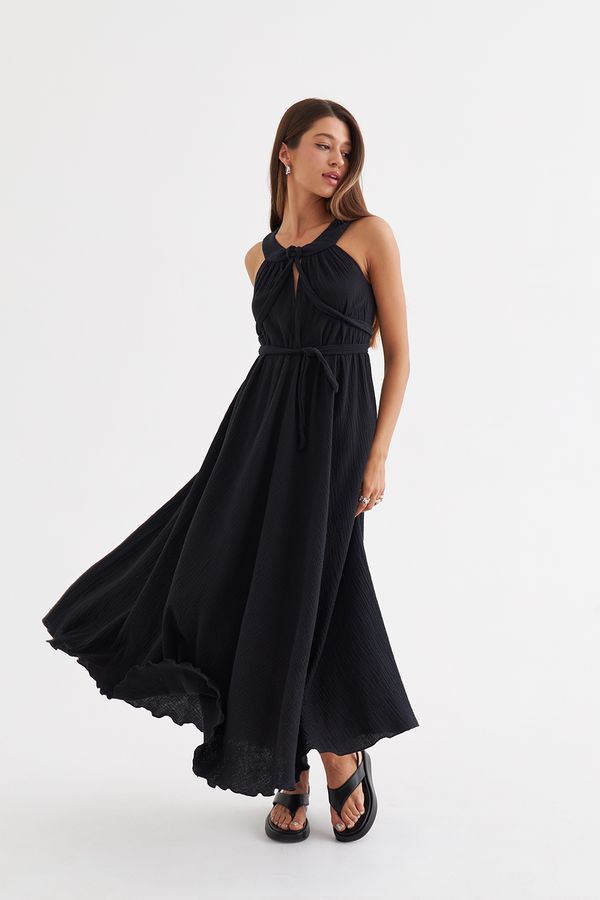 Платье с воротом халтер черного цвета