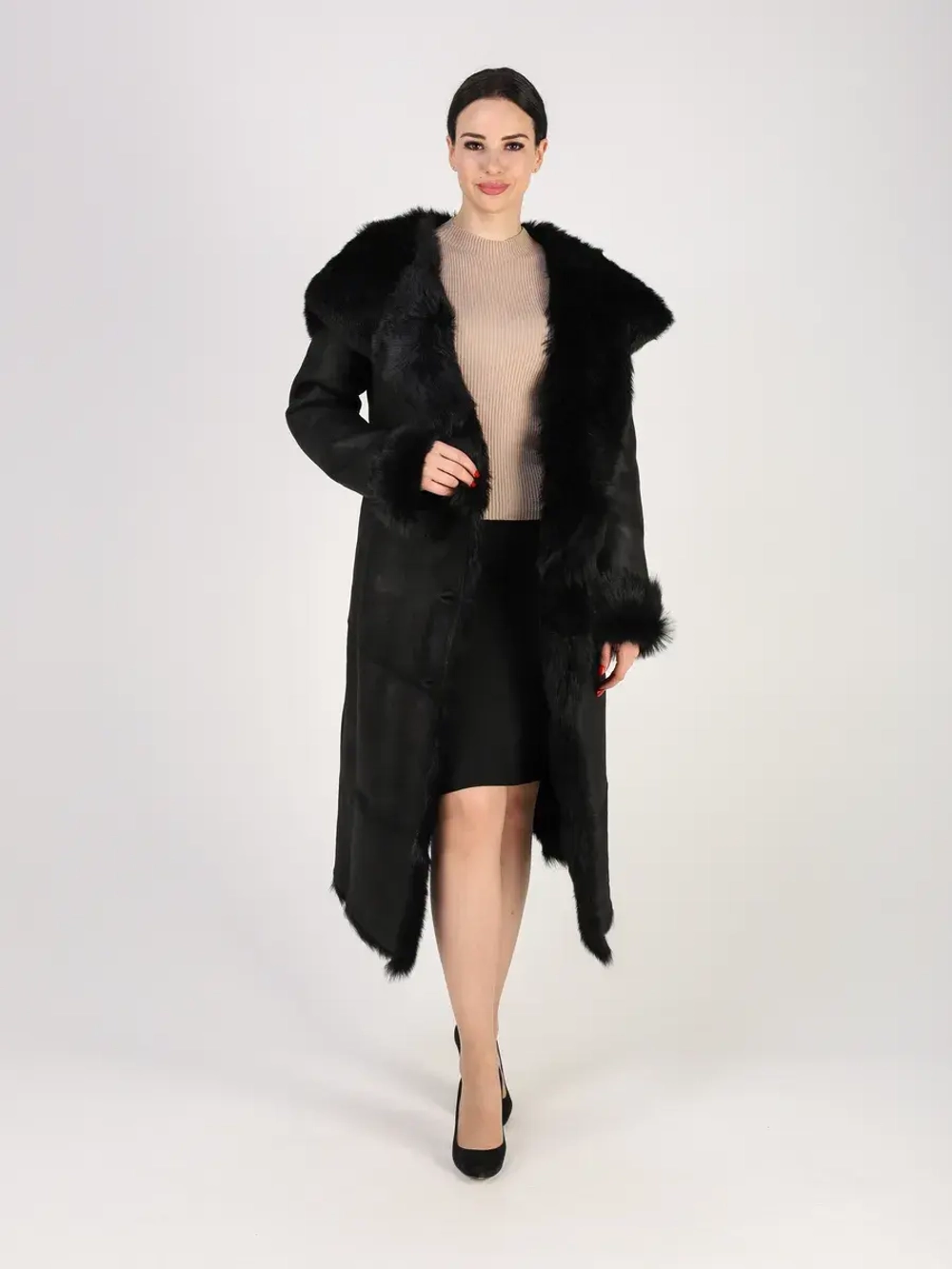 Дубленка зимняя натуральная с капюшоном длинная и теплая