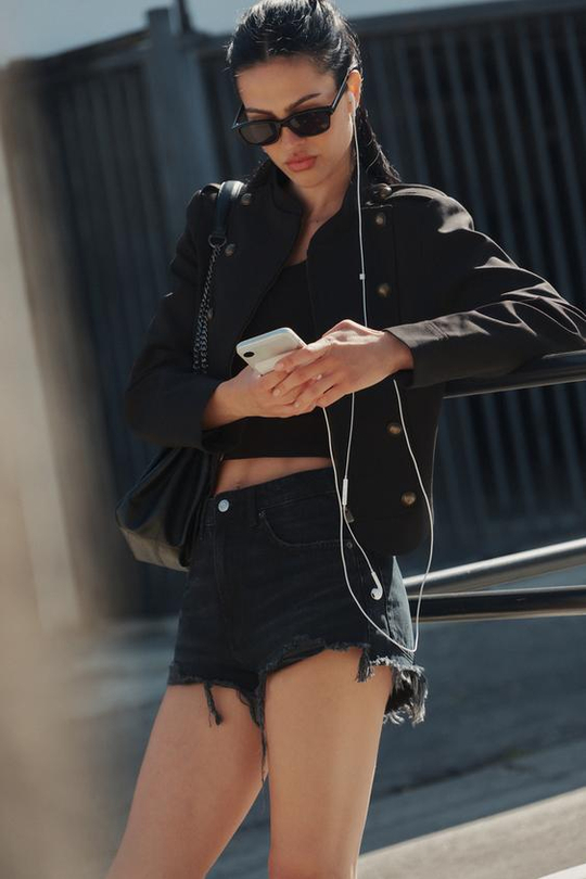 ZARA ДЖИНСОВЫЕ ШОРТЫ TRF С ВЫСОКОЙ ПОСАДКОЙ И РАЗРЫВАМИ, ЧЕРНЫЙ