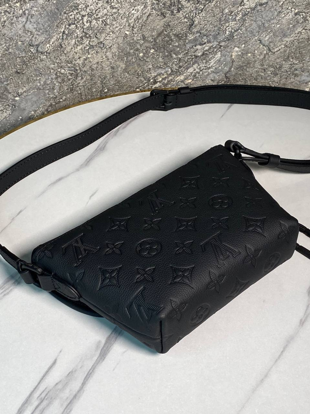 Сумка-мессенджер Louis Vuitton