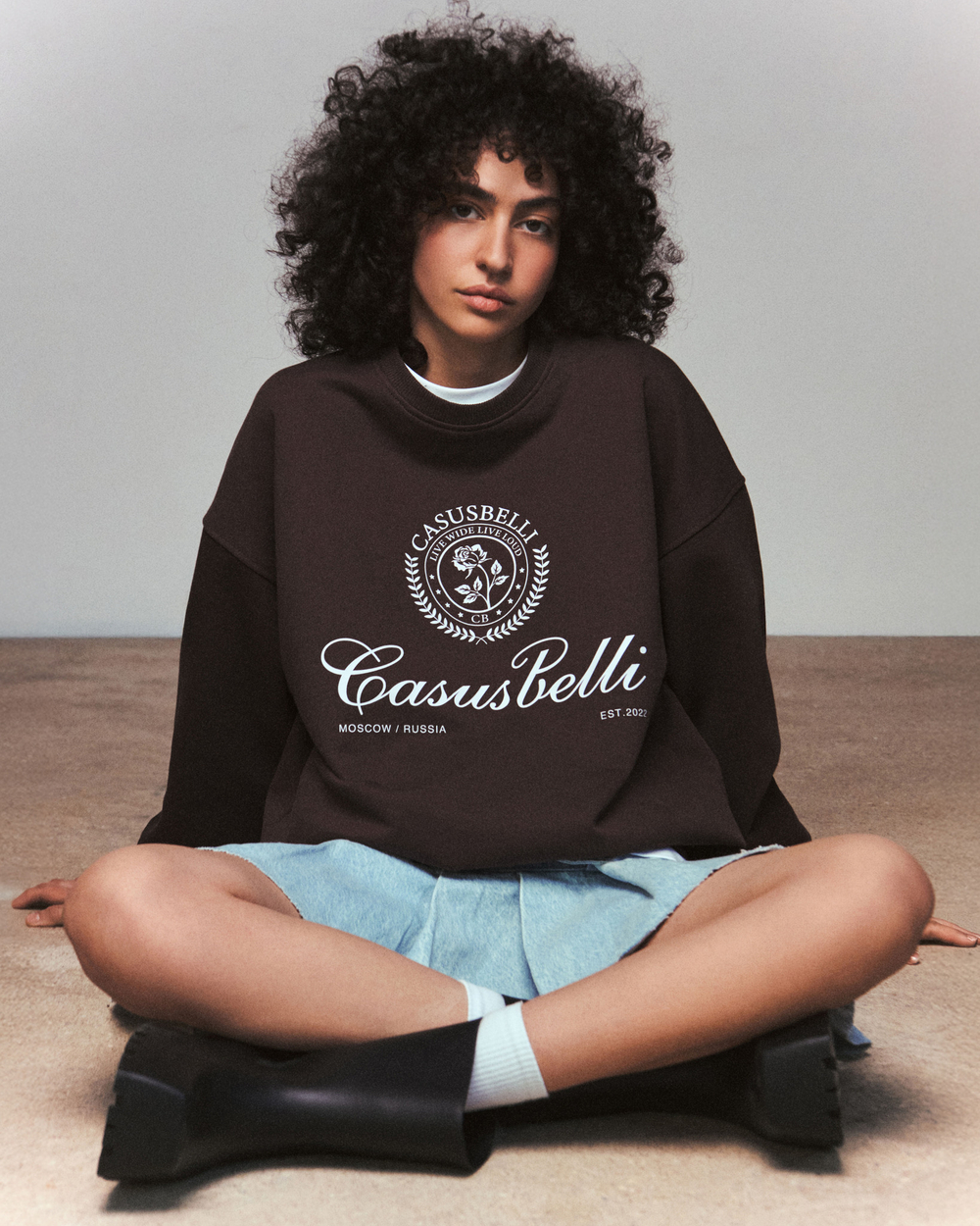 Свитшот Live Loud коричневый