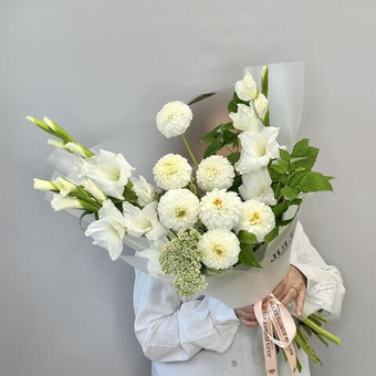 «Лето в белом» букет из гладиолусов и георгин