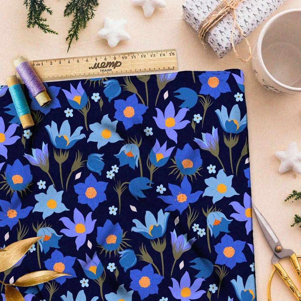 Ткань шелк Армани плотные синие ромашки на чёрном фоне