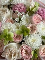 Букет сборный из кустовых пионовидных роз, хелеборуса, аллиума и одноголовых роз