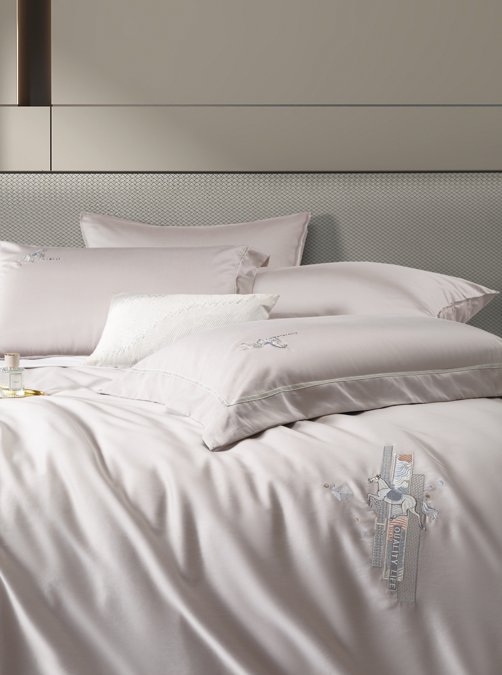 КПБ евро "Монохром", цв. св-серый (с шёлком) под:200х230см, пр:245х250, нав:48х74см (2шт)