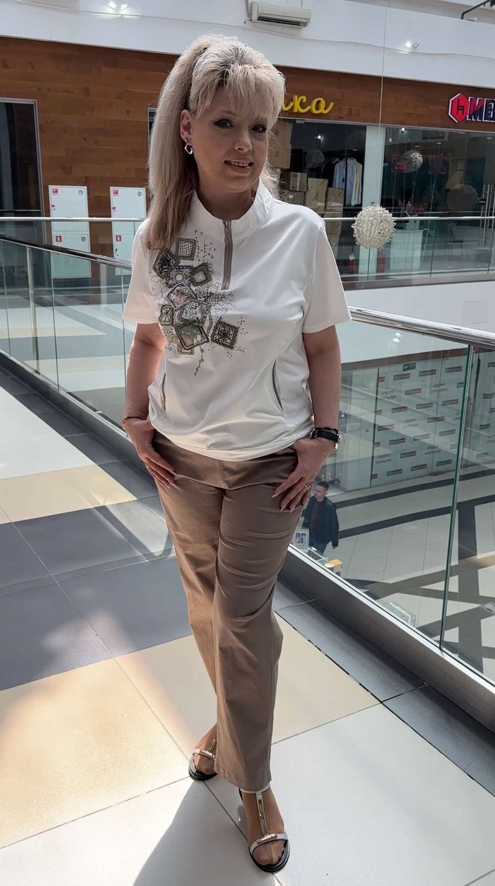 Летние брюки в темно-бежевом цвете на резинке в поясе