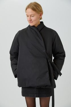 Зимняя куртка на запах из черной бархатистой мембраны