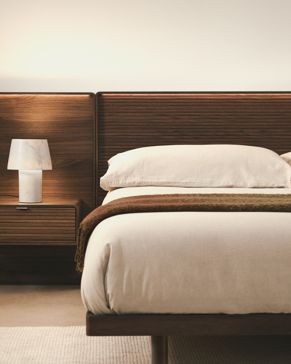 Кровать Norlen с 2 тумбочками из орехового шпона с темной отделкой LED 180 x 200 см