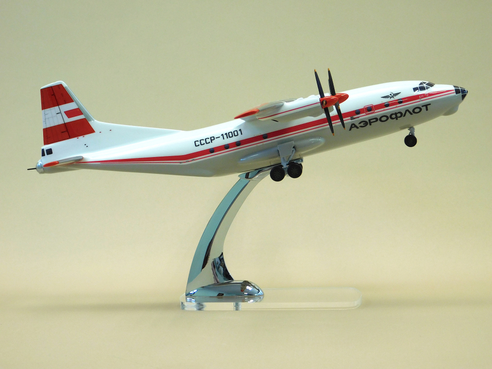 Модель самолета Ан-12 (М1:100, Аэрофлот полярный СССР-11234) с шасси