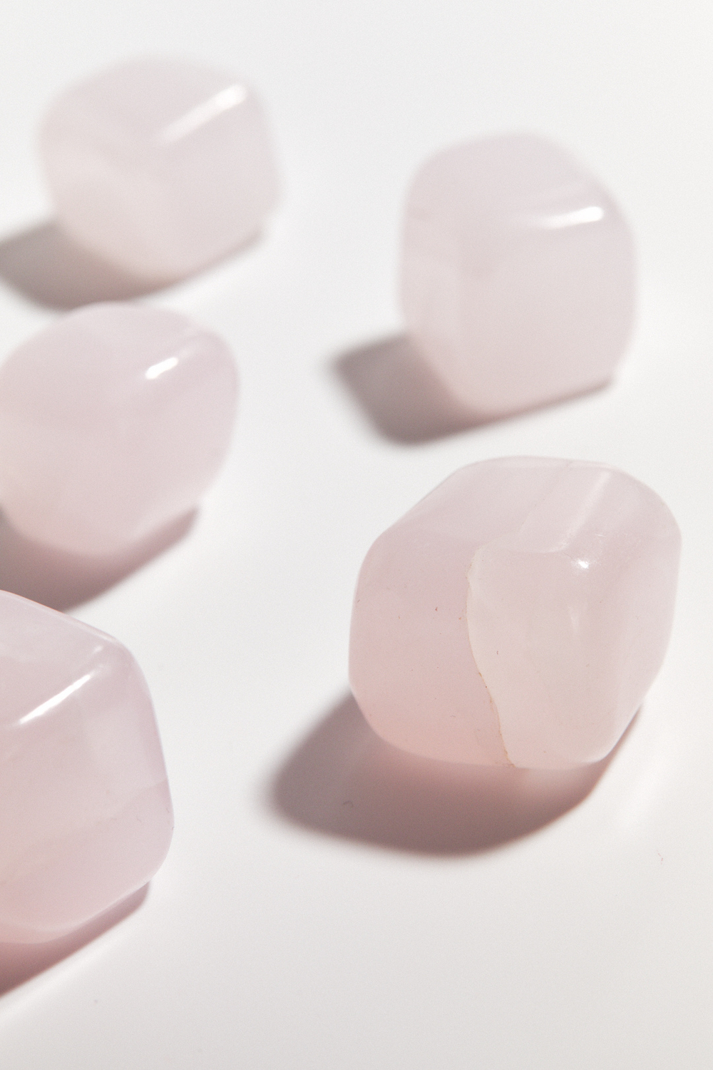 Розовый кальцит галтовка