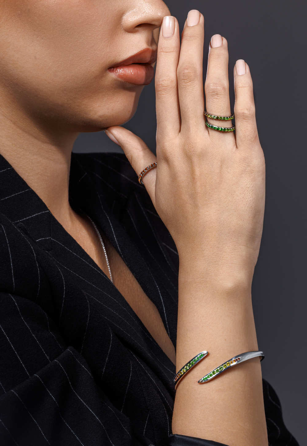 Кольцо из серебра со вставками из демантоидов