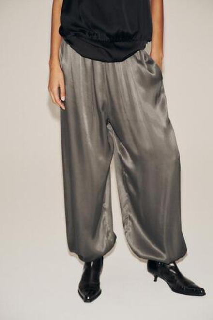 ZARA АТЛАСНЫЕ БРЮКИ-ШАРОВАРЫ, СВЕТЛО-СЕРЫЙ