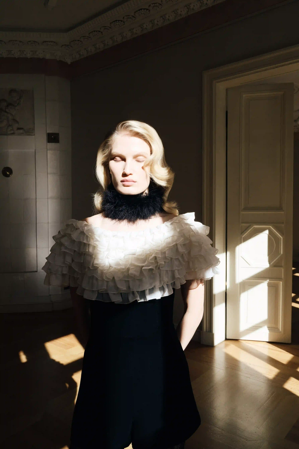 Abby, комбинезон из бархата с оборками из шифона