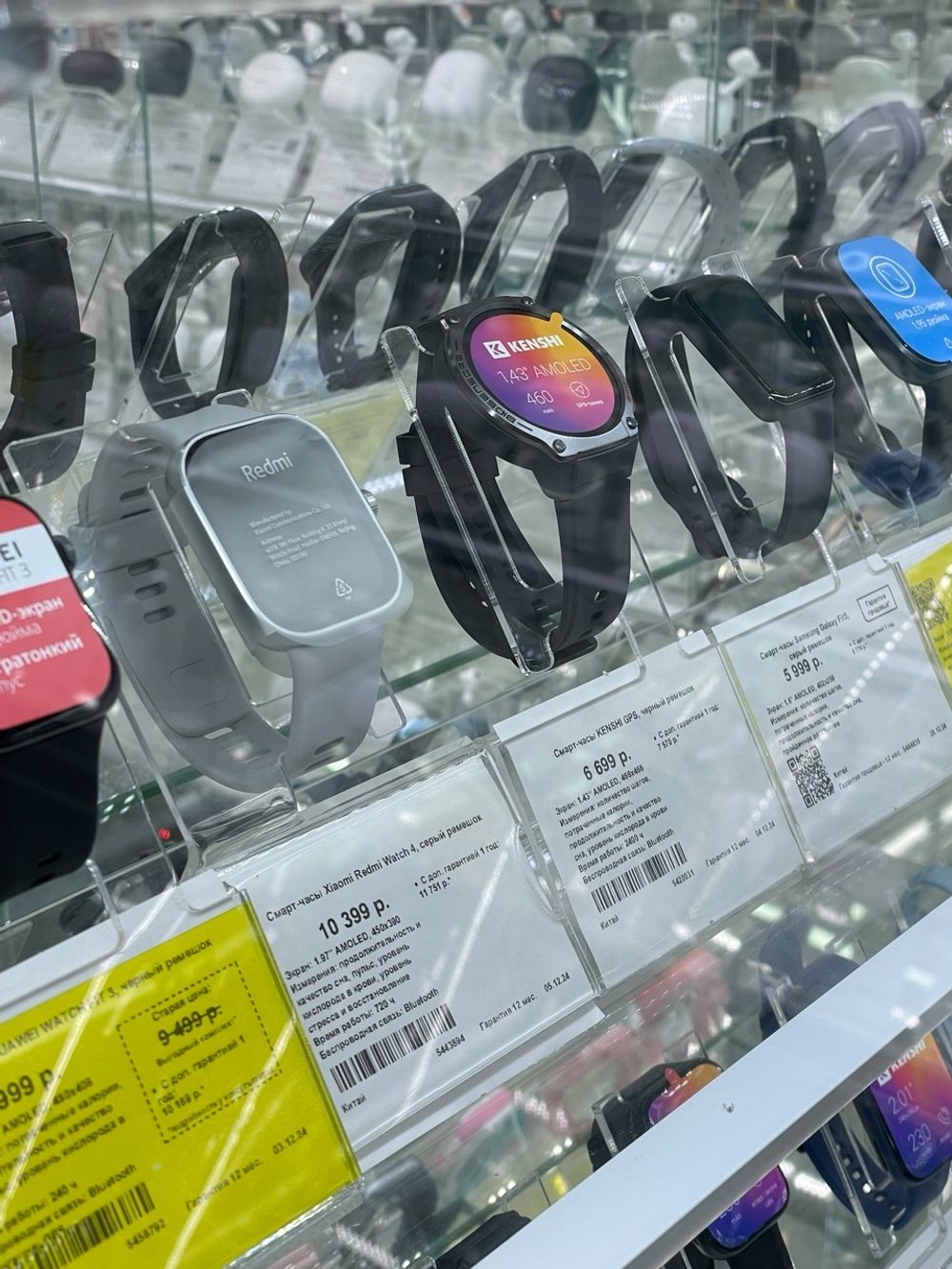 Стойки для выставки товара в сети DNS