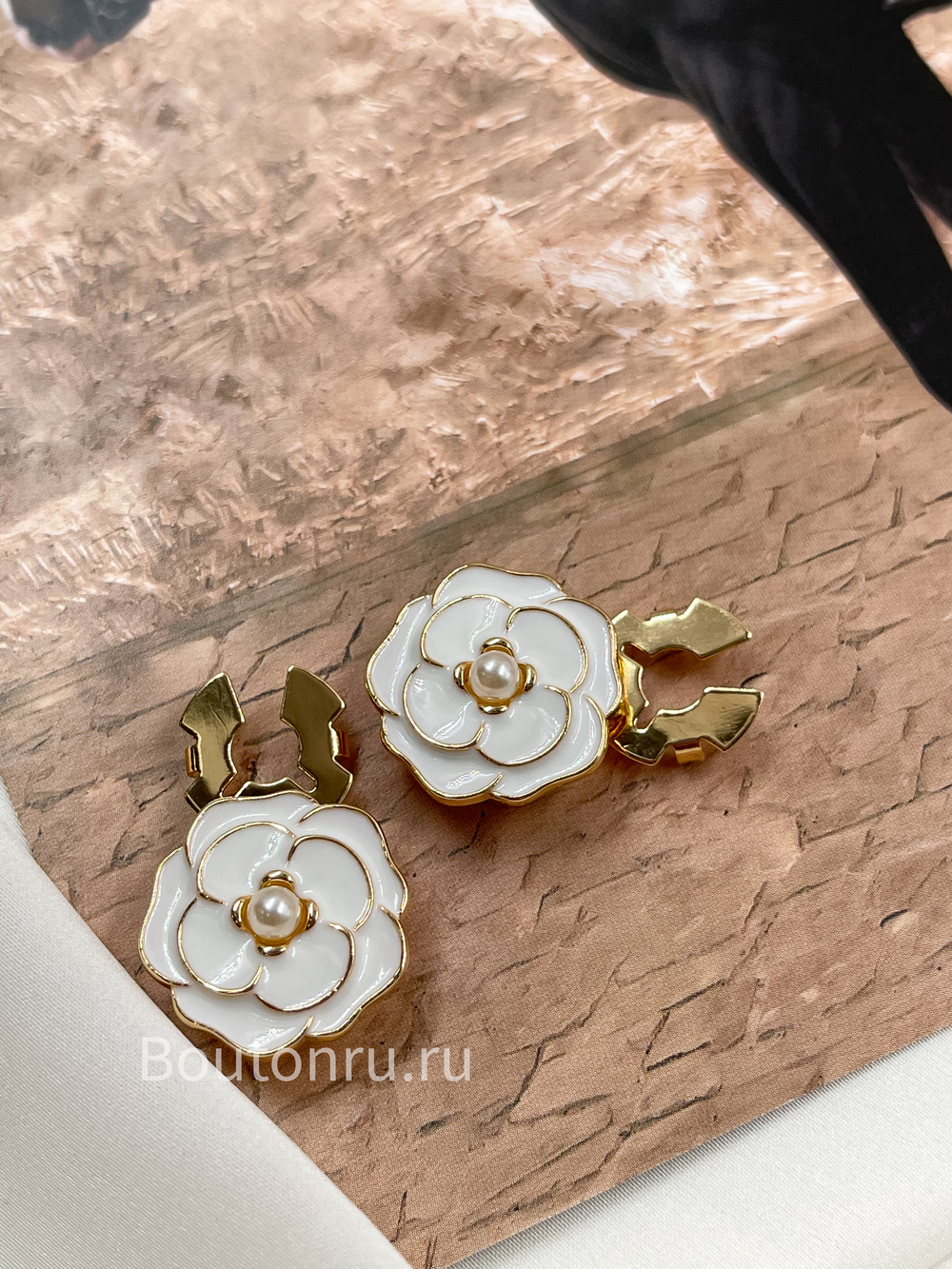 Накладка на пуговицу золотистая с белой эмалью в форме цветка(клипса)
