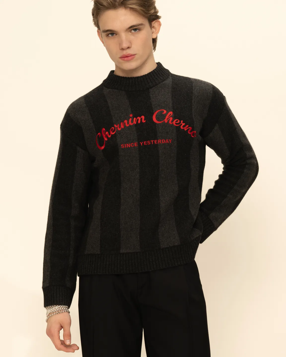 Черный свитер 