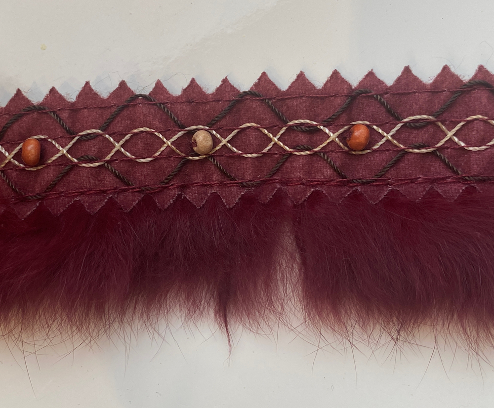 Тесьма отделочная (мех кролика, бусины дерево) бордовый ш-4см. 1м