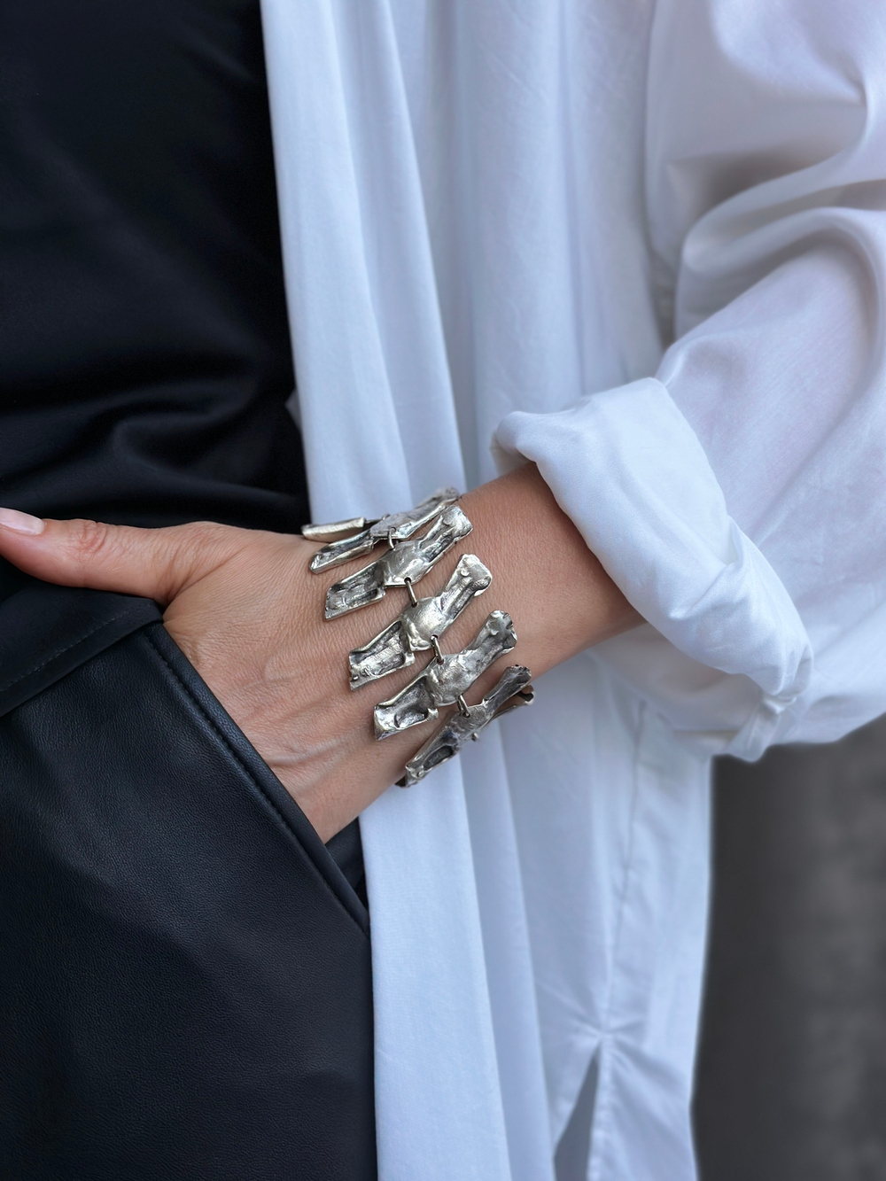 Браслет из изогнутых пластин. Покрытие серебро. Застежка карабин. Регулировка длины.