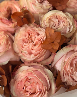 Букет из 9 пионовидных роз Принцесс Краун с эвкалиптом