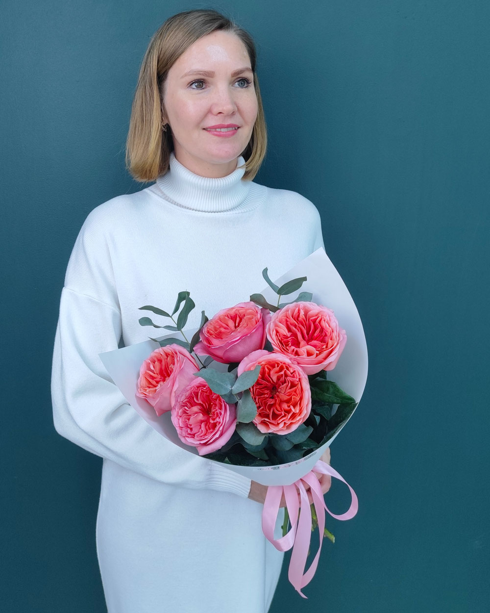 Роза розовая пионовидная с эвкалиптом(00479)