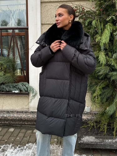 Удлиненный пуховик с черным меховым воротником и капюшоном