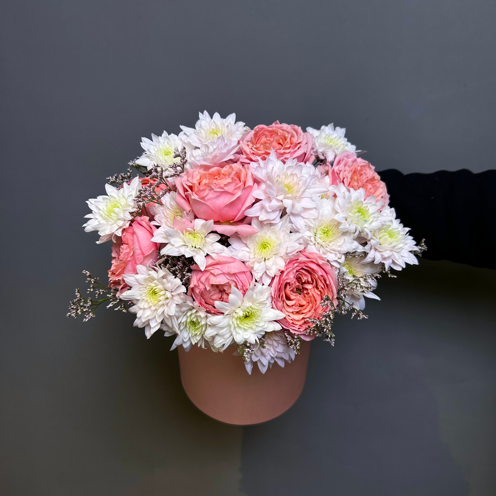 Композиция"Лея М"(кустовая пионовидная роза,кустовая хризантема)