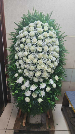 Траурный венок из живых цветов №8