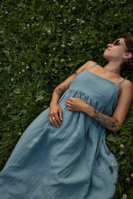 Сарафан на тонких бретелях из серо-голубого льна