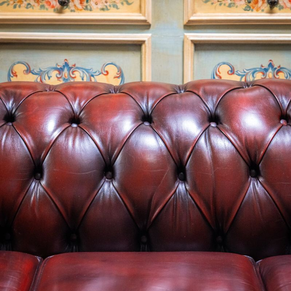 Диван в стиле Честерфильд