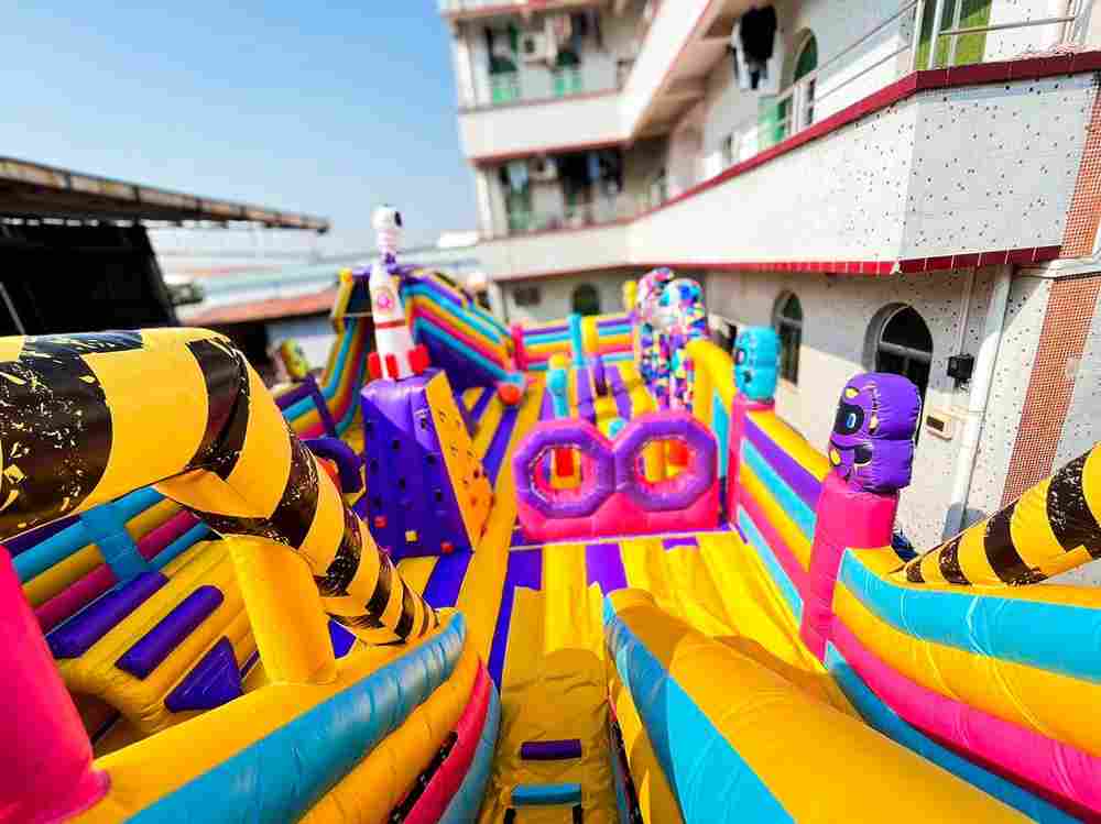 Коммерческий надувной батут «Космический калейдоскоп» 17,5*8,5*6 м